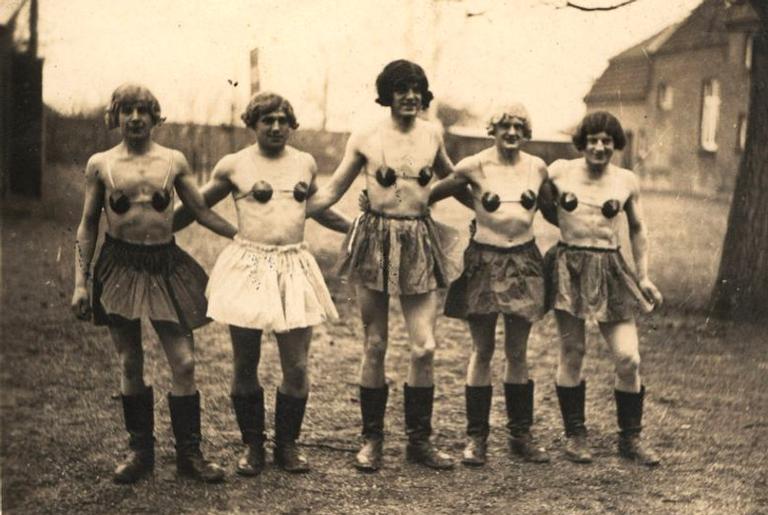 Fotos de soldados vestidos de mulher, do livro de Martin Dammann