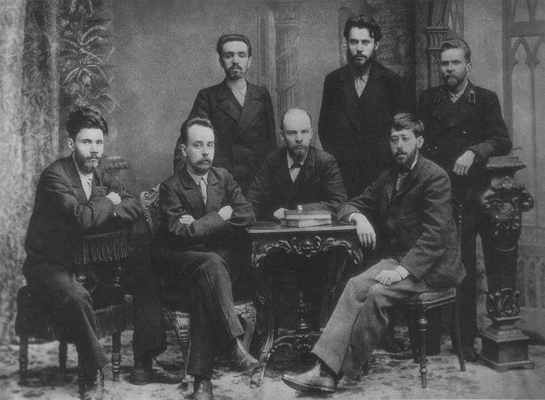 Em dezembro de 1895, Lenin aparece ao lado de seu futuro arquirrival, o chefe dos mencheviques Julius Martov / Reprodução