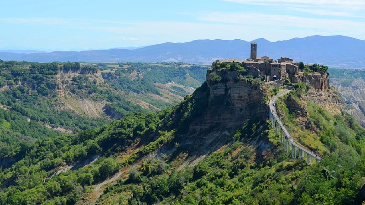 Vista aérea de Civita di Bagnoregio, na Itália