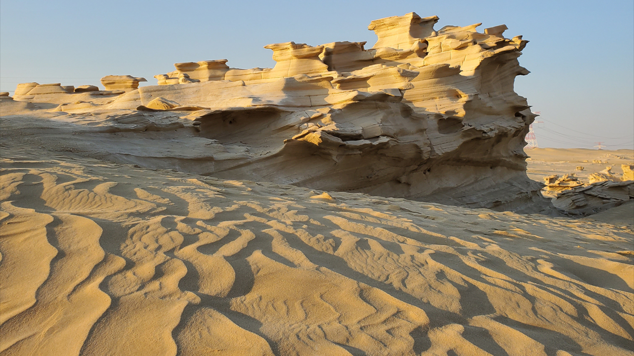 Formações de dunas congeladas no deserto de Al Wathba