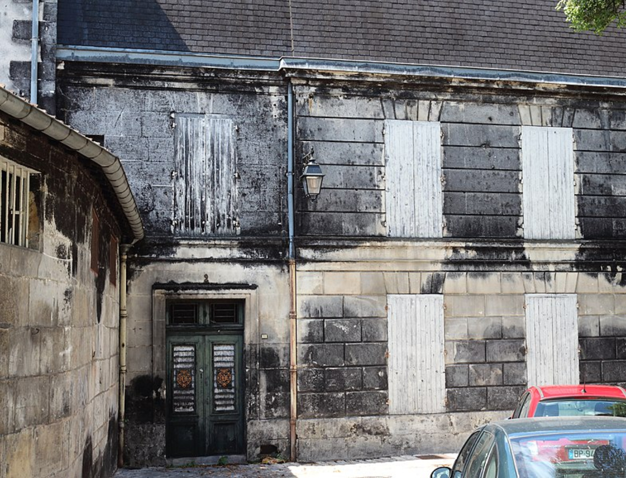 Casa afetada pelo mesmo fungo, Baudoinia compniacensis, na França