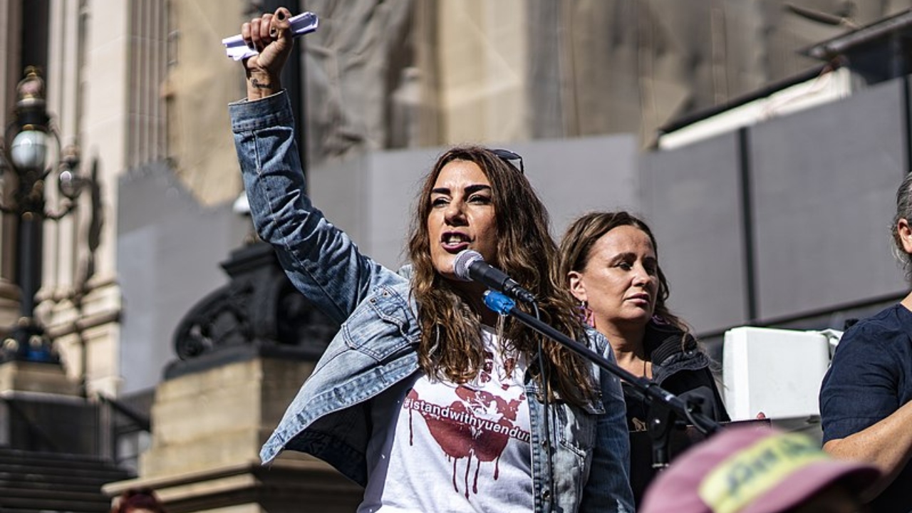 Lidia Thorpe durante ato de resistência aborígene