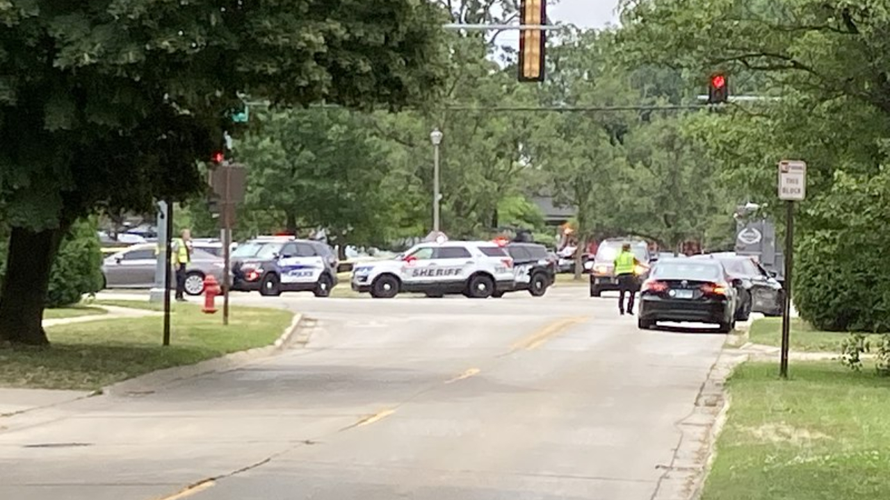 Polícia no local do tiroteio logo após o ocorrido, em Highland Park