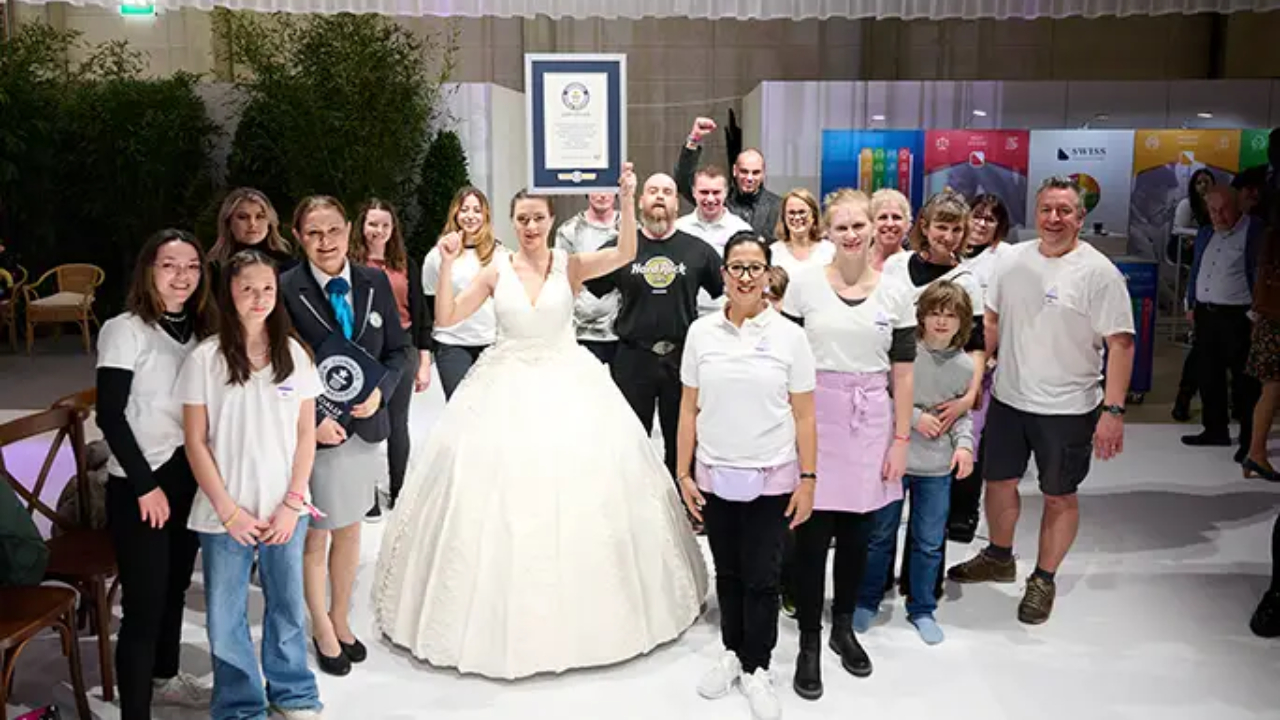 Fotografia do evento com grande vestido feito de bolo pelo Guinness