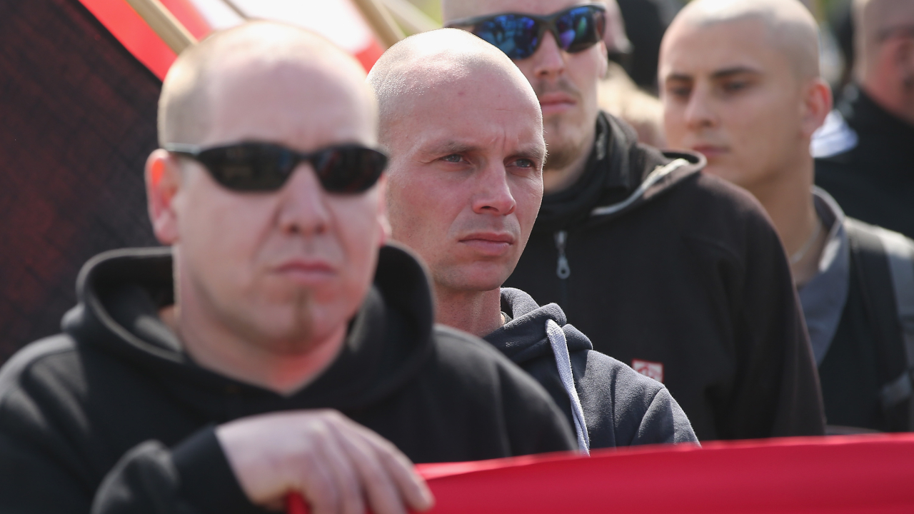 Skinheads durante movimento neonazista nos Estados Unidos