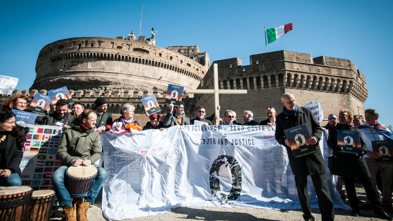 Vítimas de abuso sexual realizam marcha em Roma