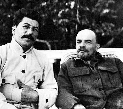 Ao lado de Stalin / Wikimedia Commons