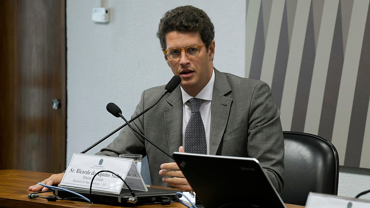 Ministro do Meio Ambiente vira réu por crime contra estátua de Carlos Lamarca