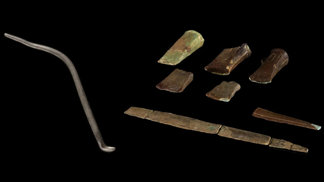 Curiosa colher de banheiro romana de prata é descoberta no País de Gales