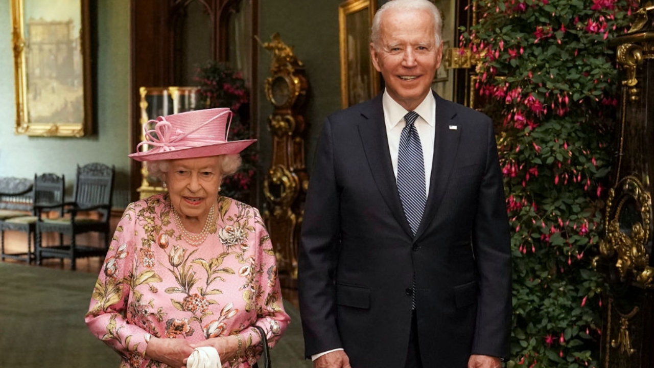 O que a rainha Elizabeth II proibiu Joe Biden de fazer durante último encontro?
