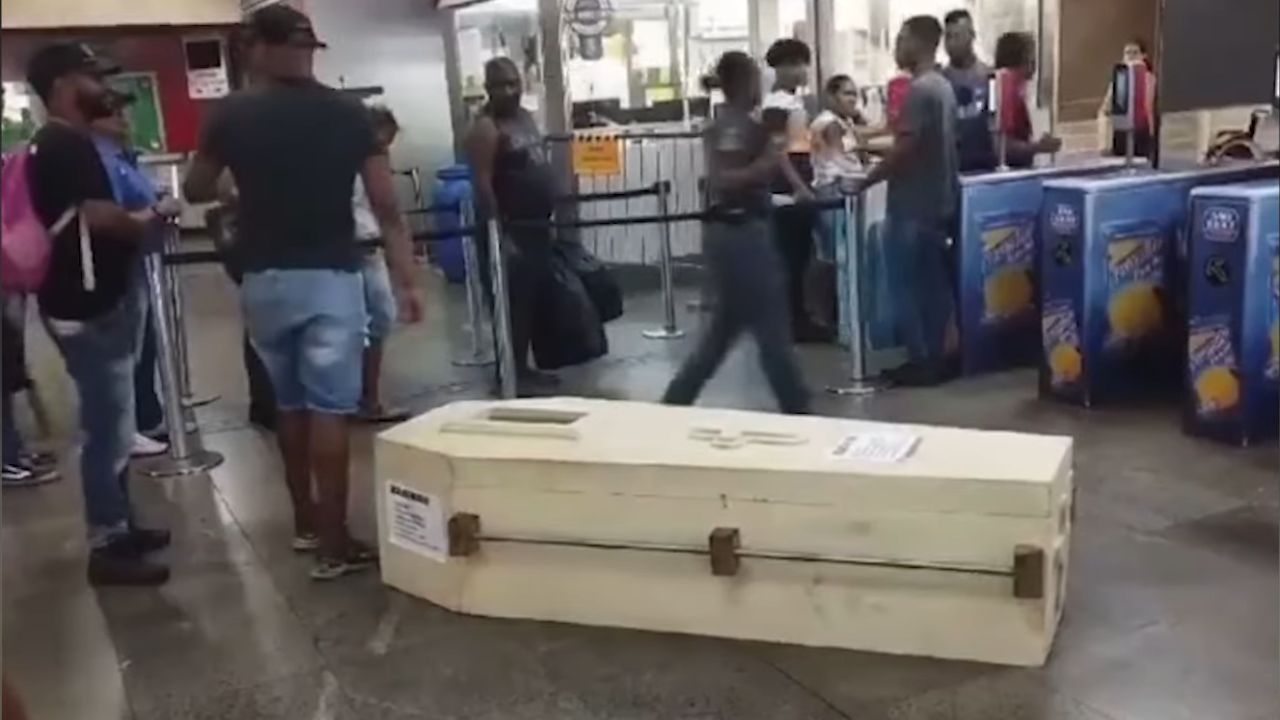 Trio que levava caixão é impedido de entrar em estação de metrô em Salvador