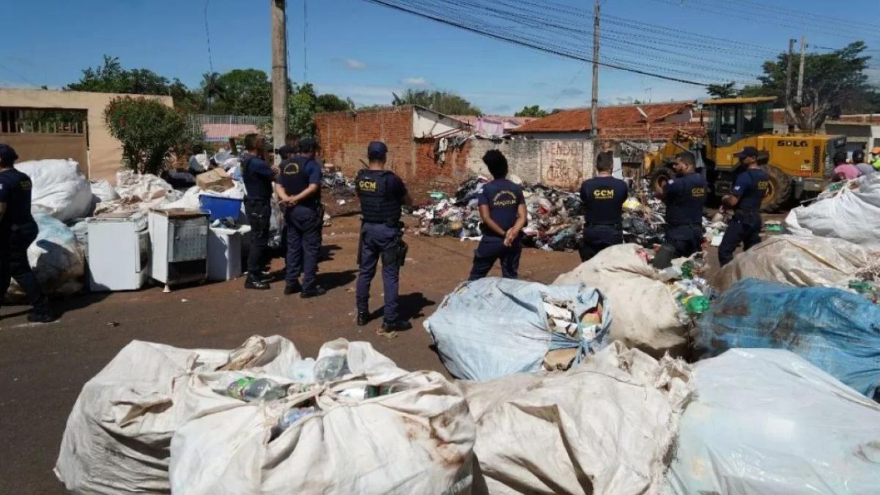 Prefeitura de Araçatuba remove 30 toneladas de lixo de residência em um único dia