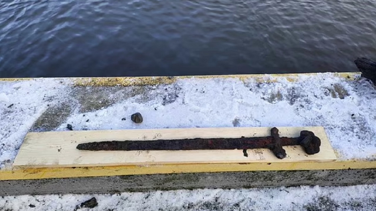 Espada milenar, usada pelos vikings, é encontrada em leito de rio na Polônia