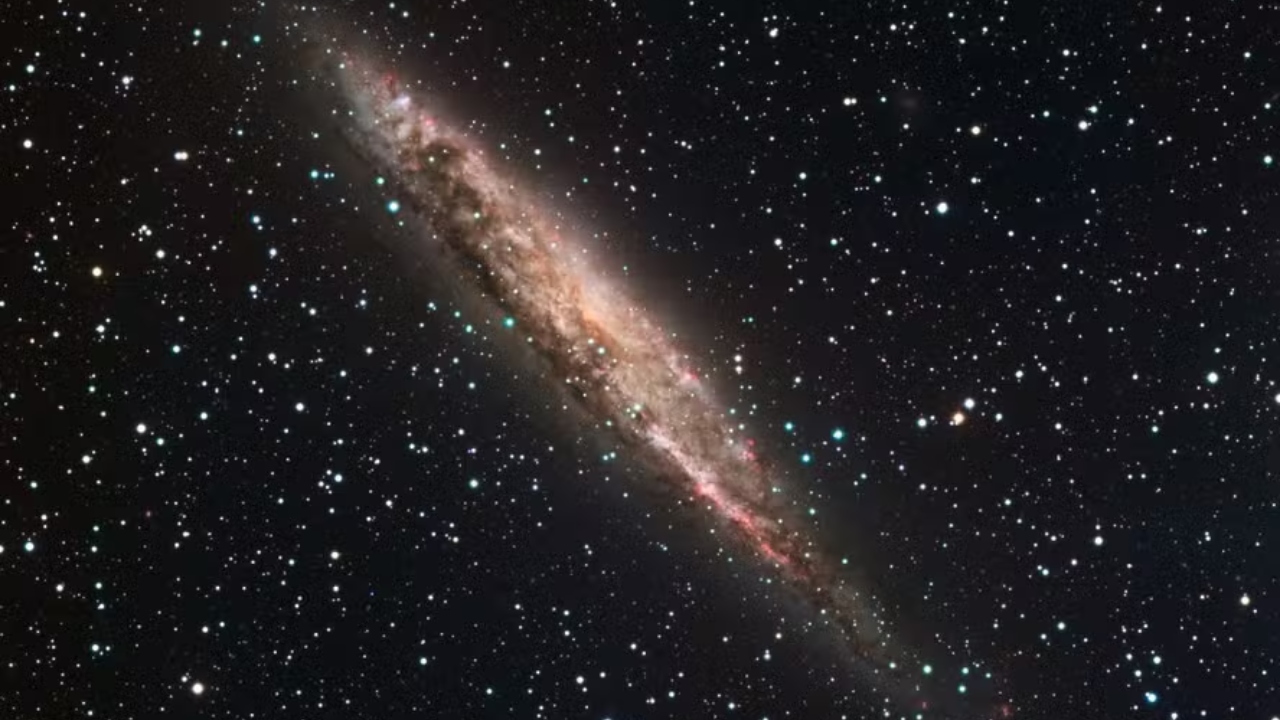 Novo estudo revela curioso ‘fóssil’ galáctico encontrado em galáxia com buraco negro