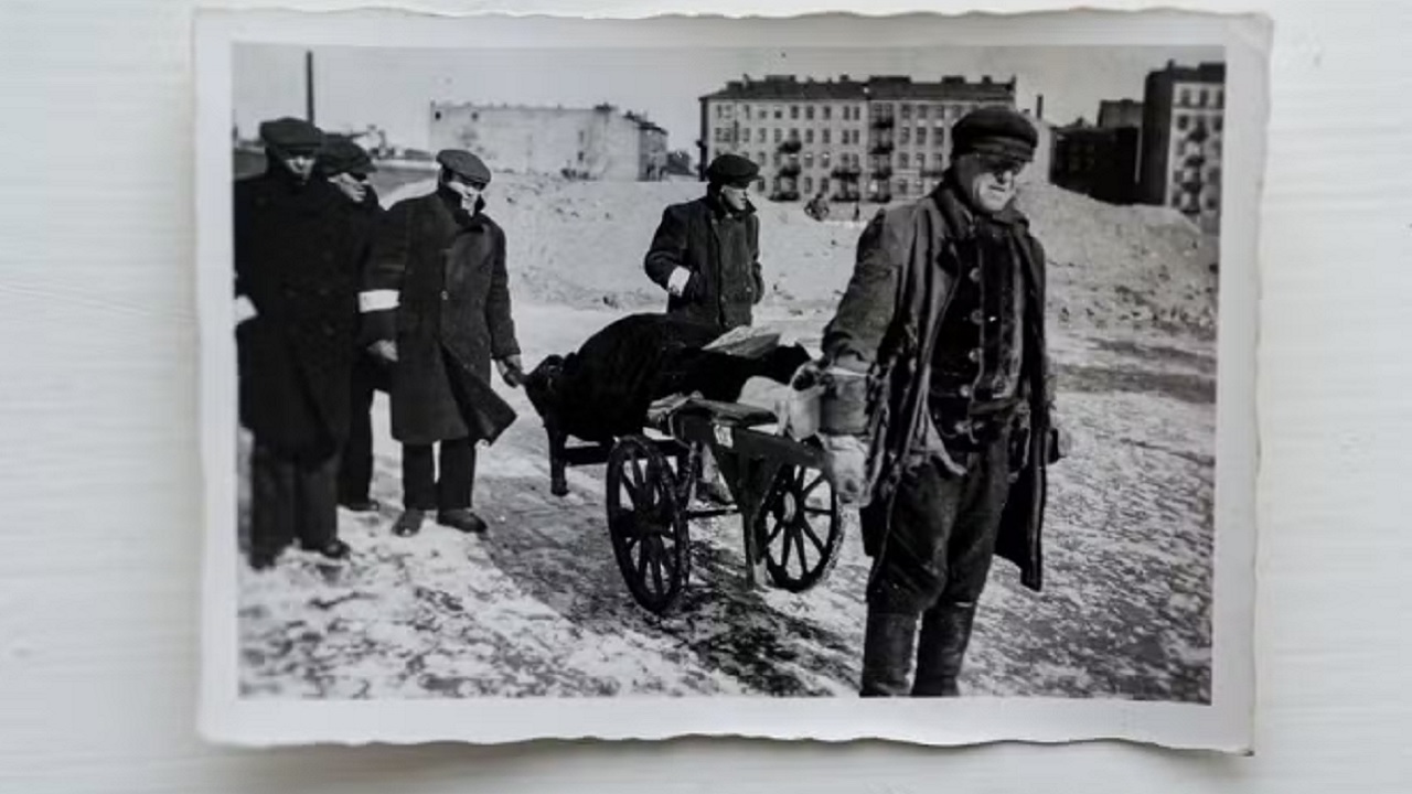 Fotos perdidas do Gueto de Varsóvia são enviadas a museu polonês pela Alemanha