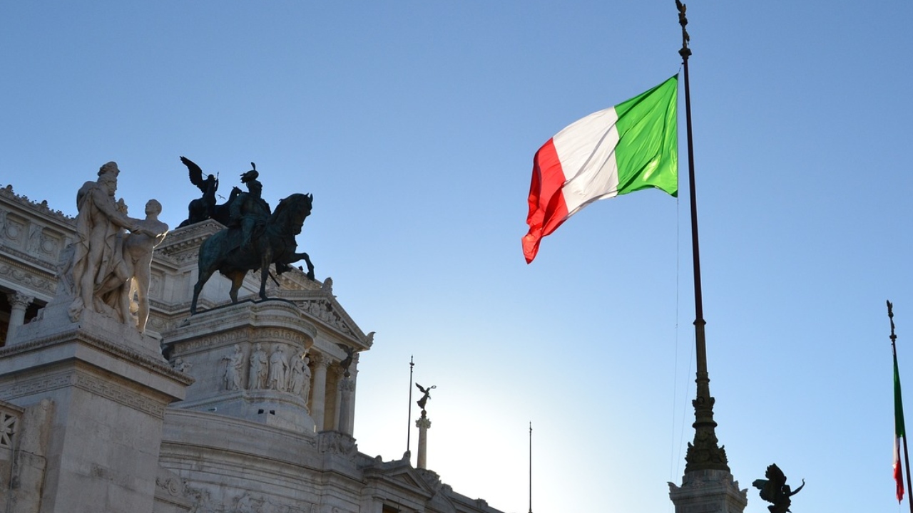 Decisão controversa: Justiça italiana permite saudação fascista durante comícios