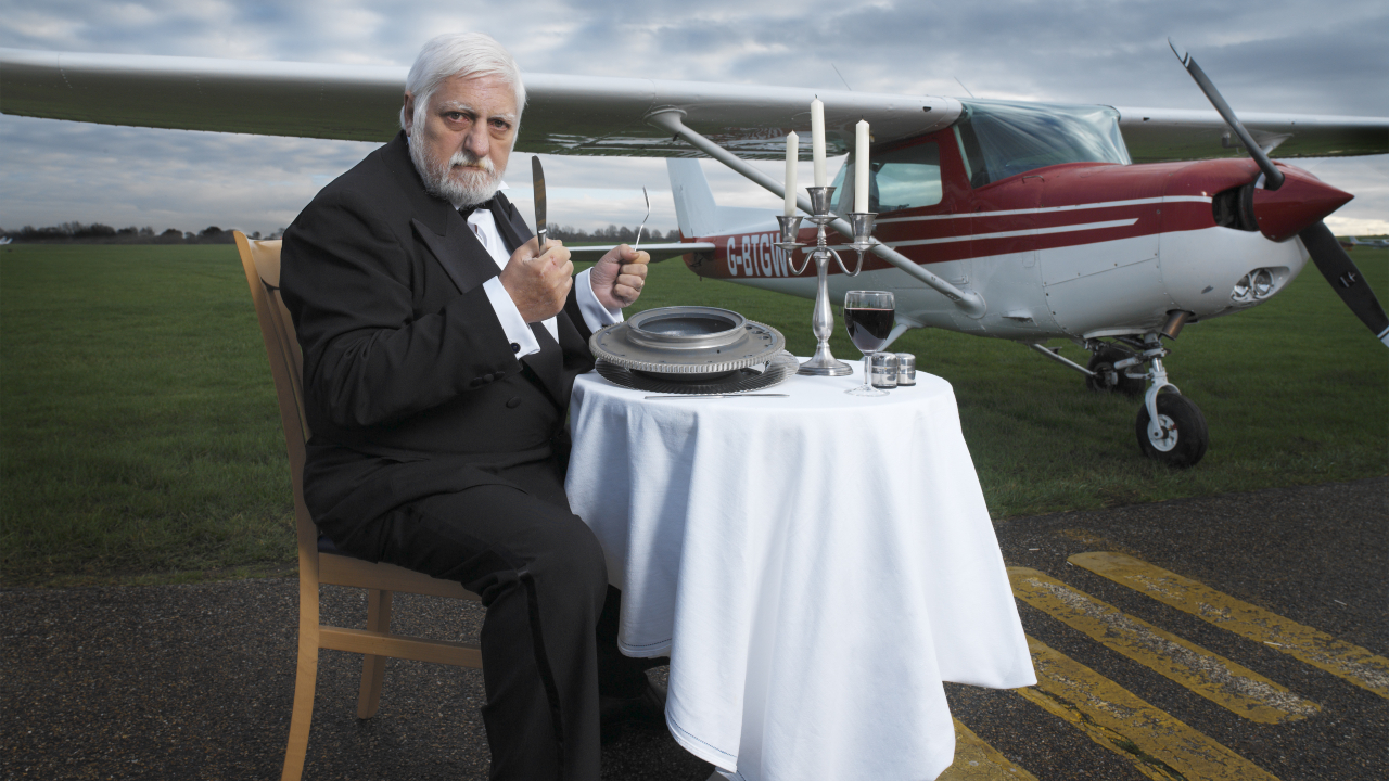 O homem que bateu recorde ao comer um avião