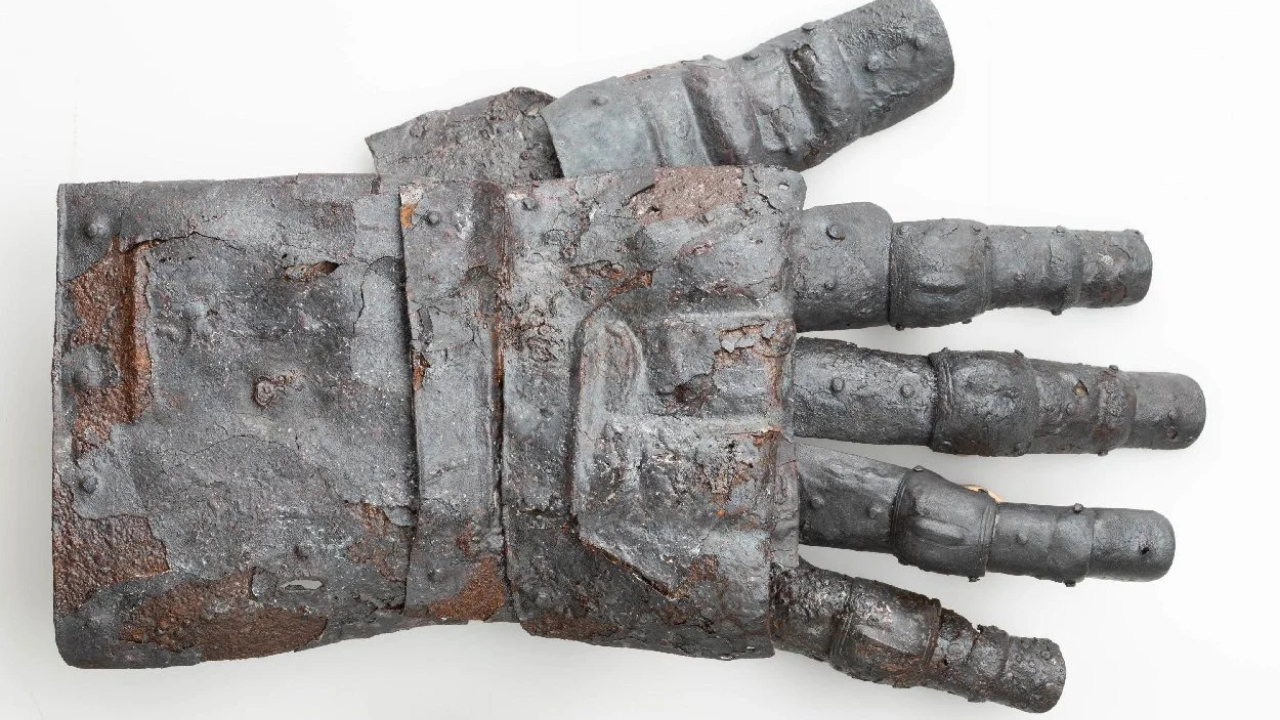 Manopla medieval praticamente intacta é descoberta na Suíça