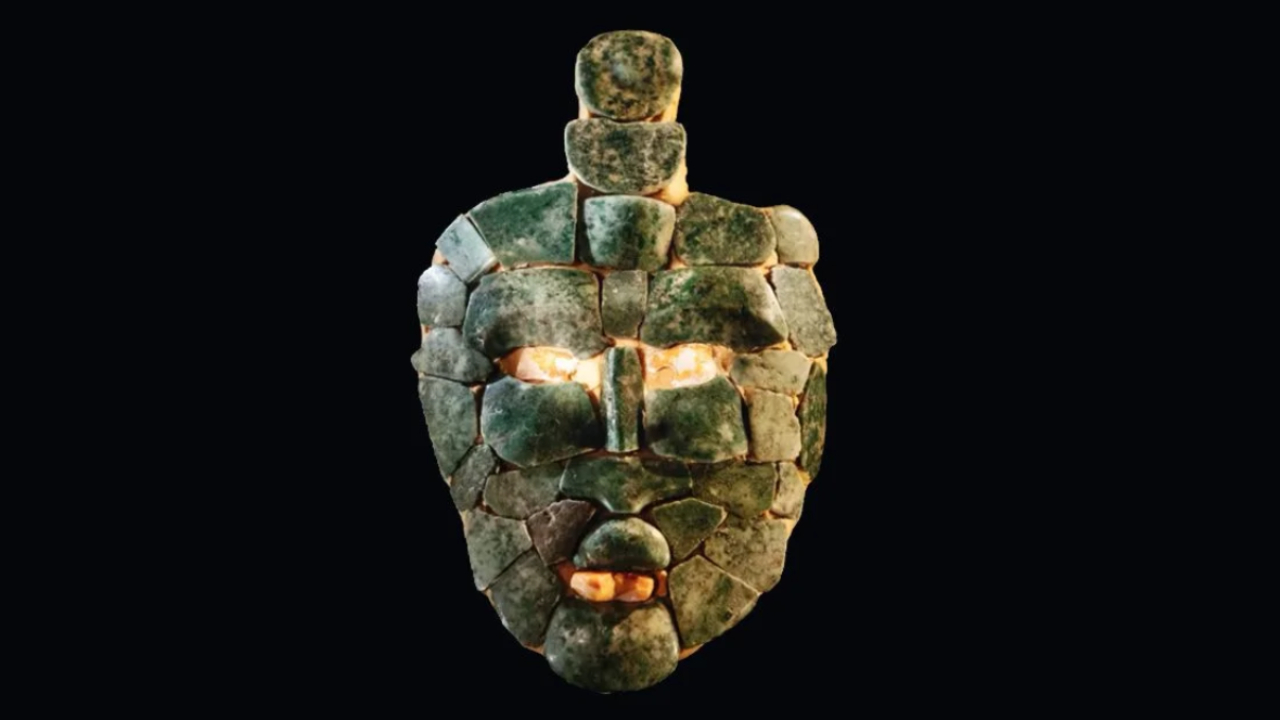 Máscara de jade é encontrada em antiga tumba de rei maia, na Guatemala