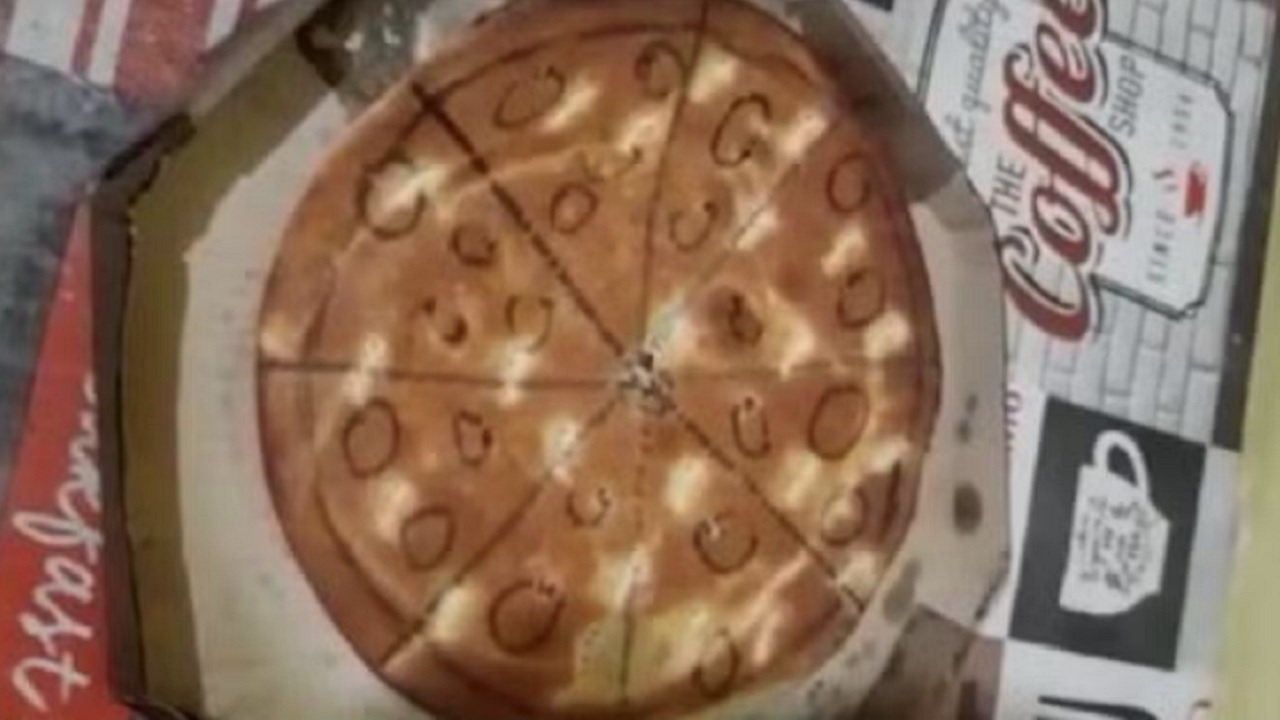 Ao perceber golpe, dono de pizzaria se vinga com ‘pizza de papelão’
