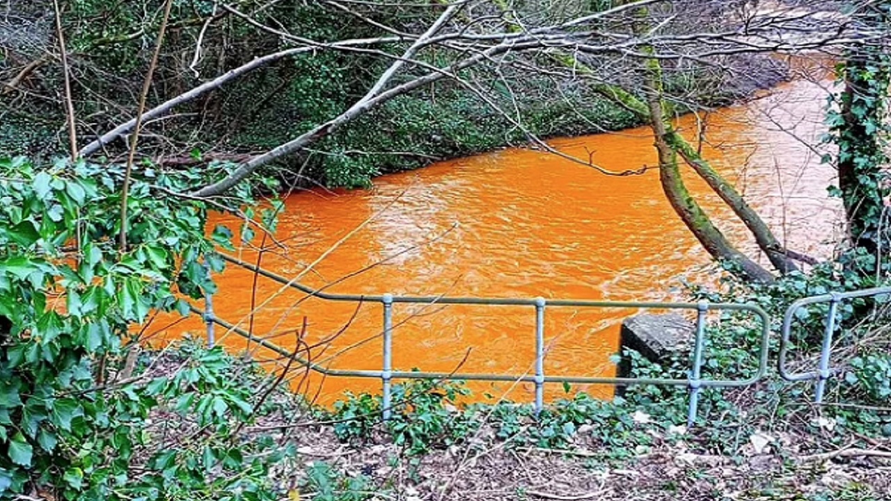 Coloração laranja brilhante em rio causa espanto em moradores de cidade galesa