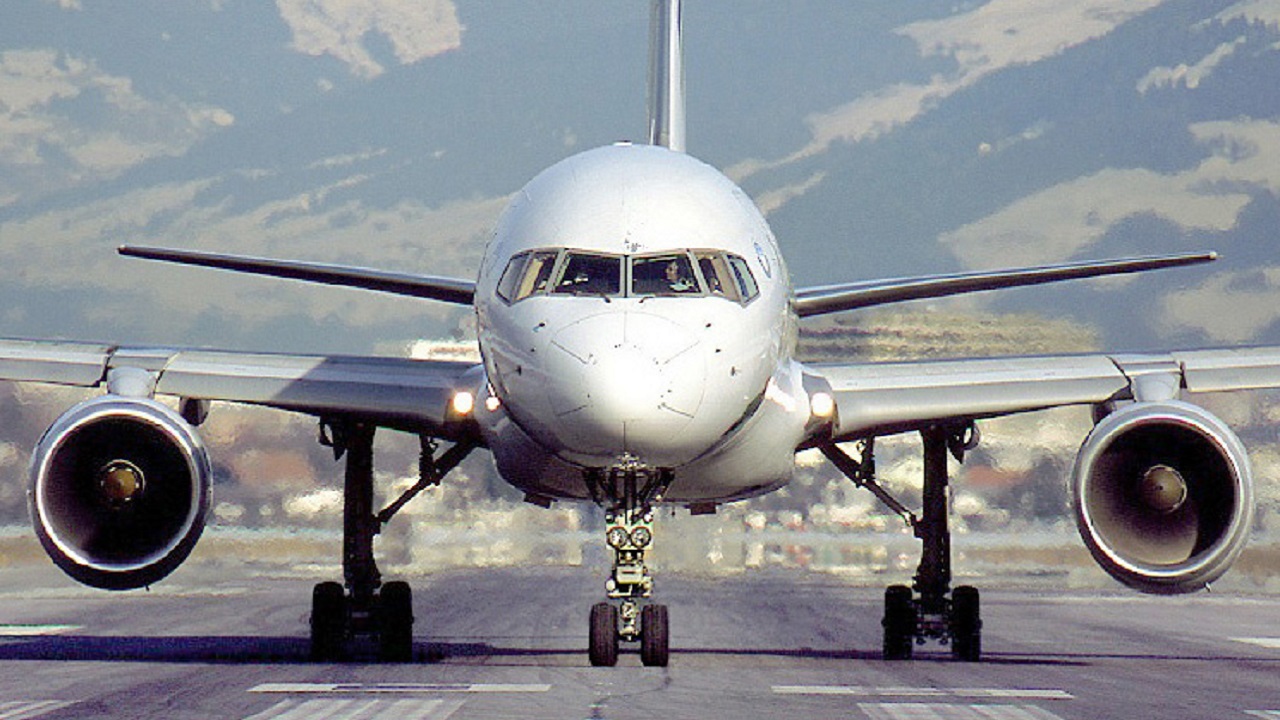Roda dianteira se solta de Boeing 757 e sai rolando antes de voo