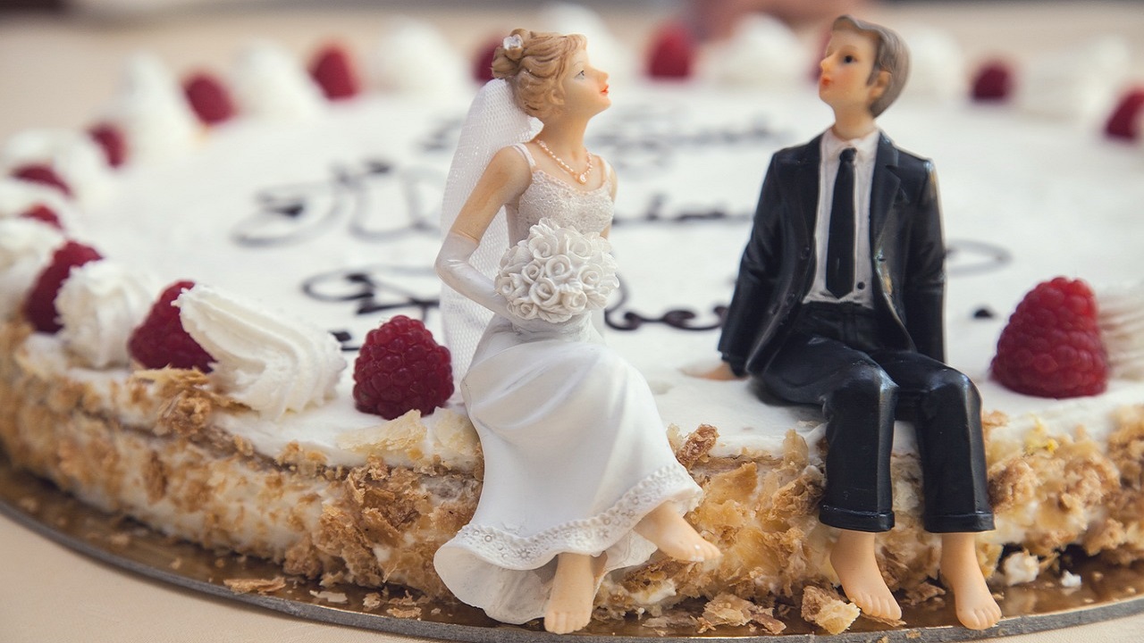 Mulher planeja comer pedaço de bolo de seu casamento congelado por 55 anos