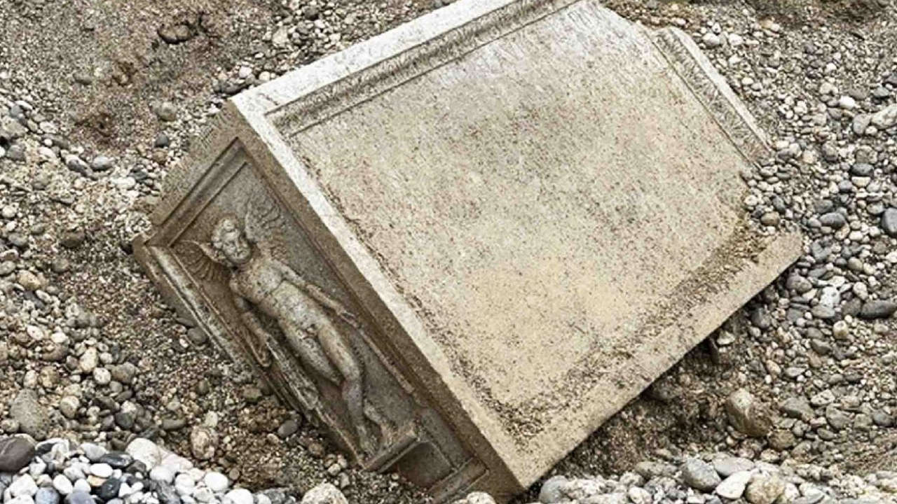 Altar funerário da Era Imperial Romana é descoberto em rio na Itália