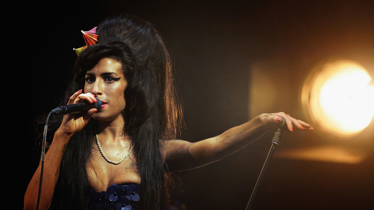 Pai de Amy Winehouse processa amigas que venderam roupas íntimas da cantora