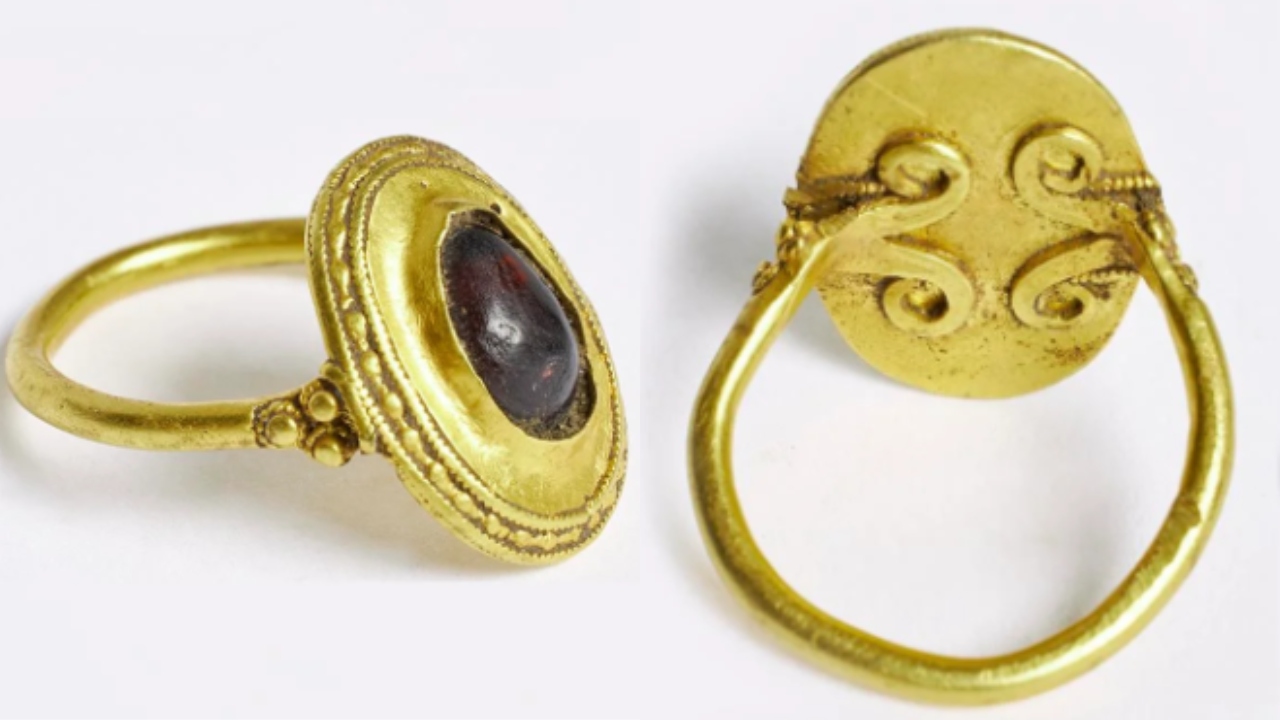 O anel de ouro raro descoberto por um detector de metais na Dinamarca