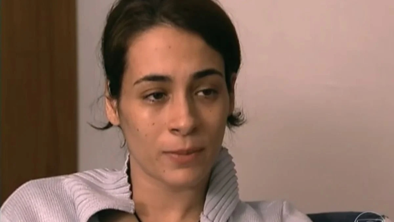 Anna Carolina Jatobá visita túmulo de Isabella durante velório da mãe de Nardoni
