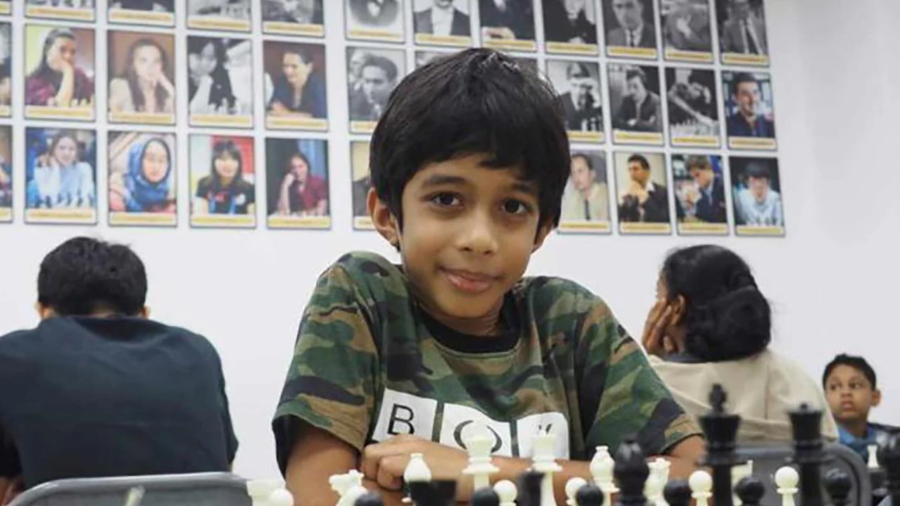 Menino de 8 anos vence grande mestre do xadrez em torneio na Suíça
