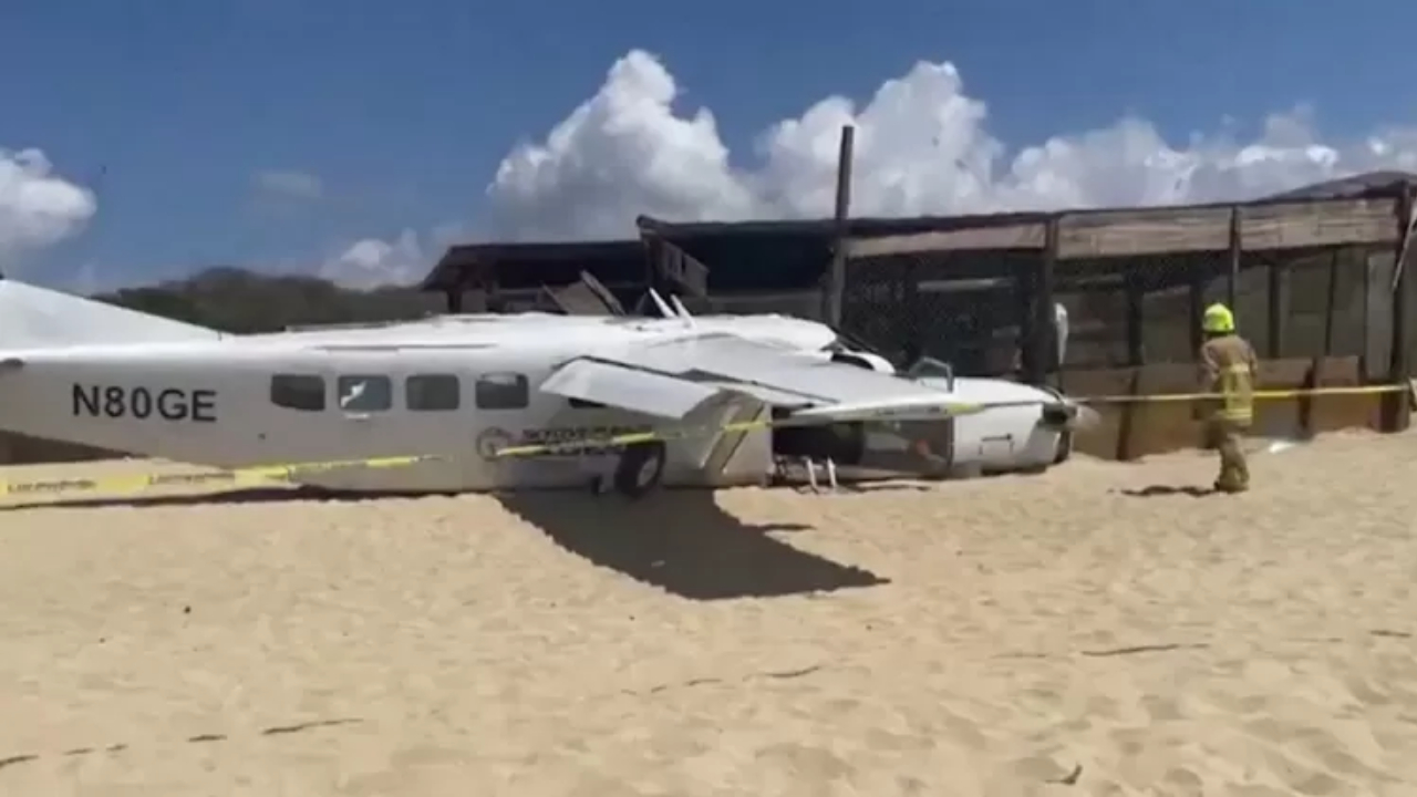Avião faz pouso de emergência em praia e mata banhista no México