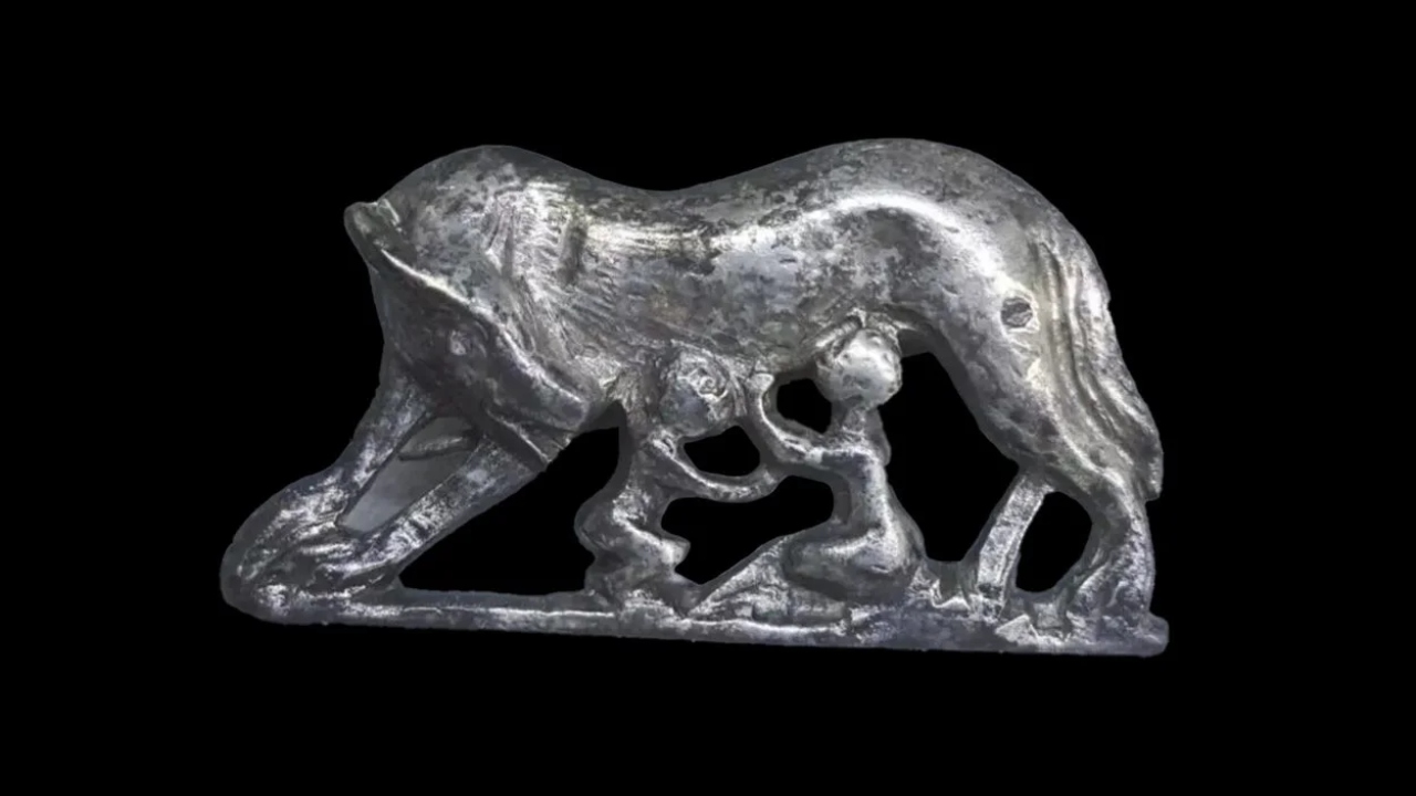 Raro broche de Rômulo e Remo é encontrado em antigo edifício na Espanha