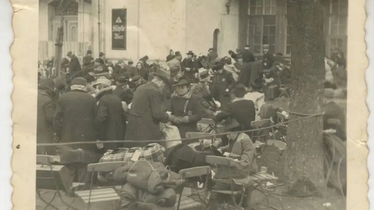 Fotos esquecidas de judeus deportados no início do Holocausto são descobertas