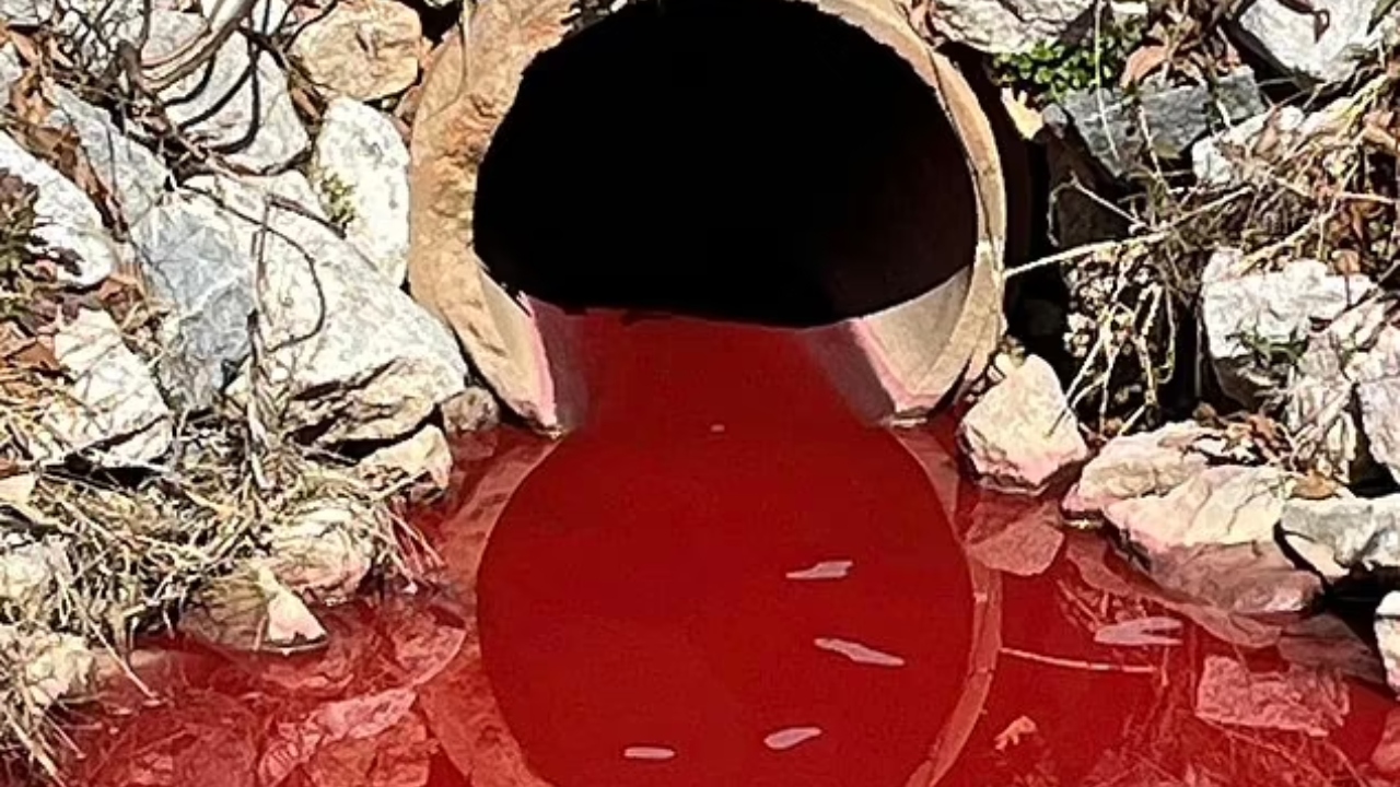 Mistério: O que seria o líquido semelhante a sangue saindo de cano nos EUA?