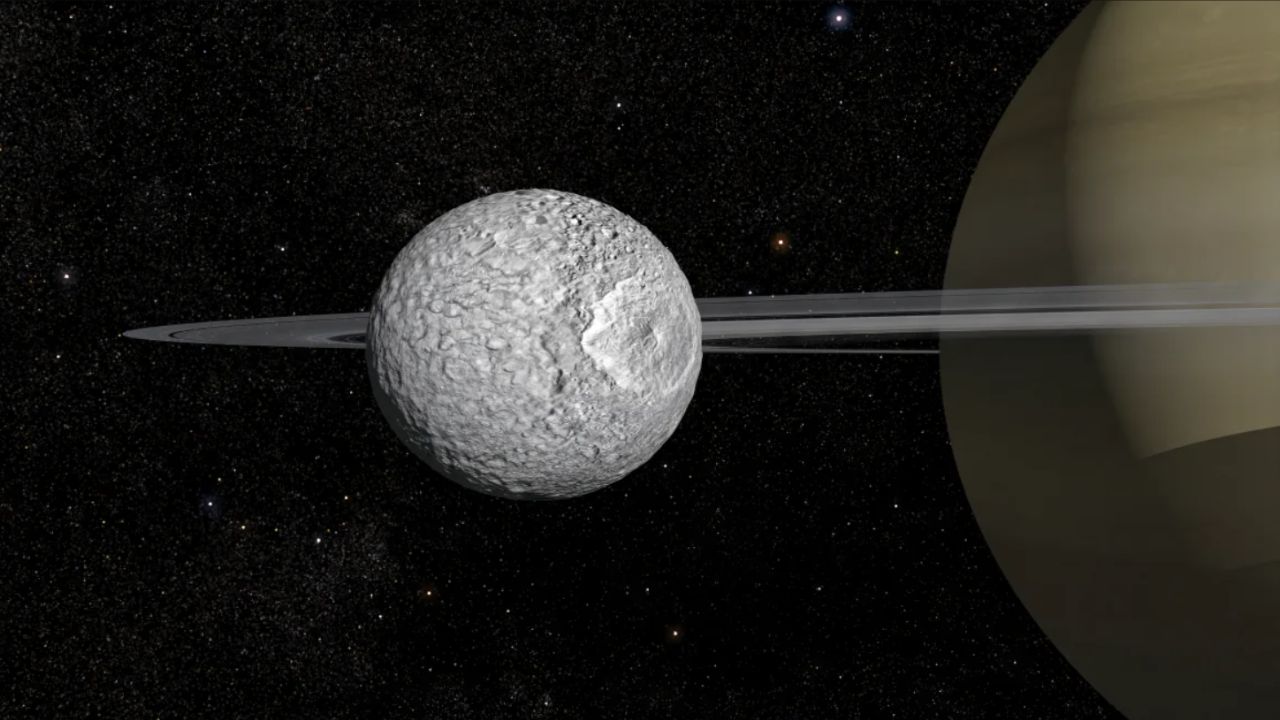 Lua de Saturno pode ter oceano escondido sob sua superfície, dizem cientistas