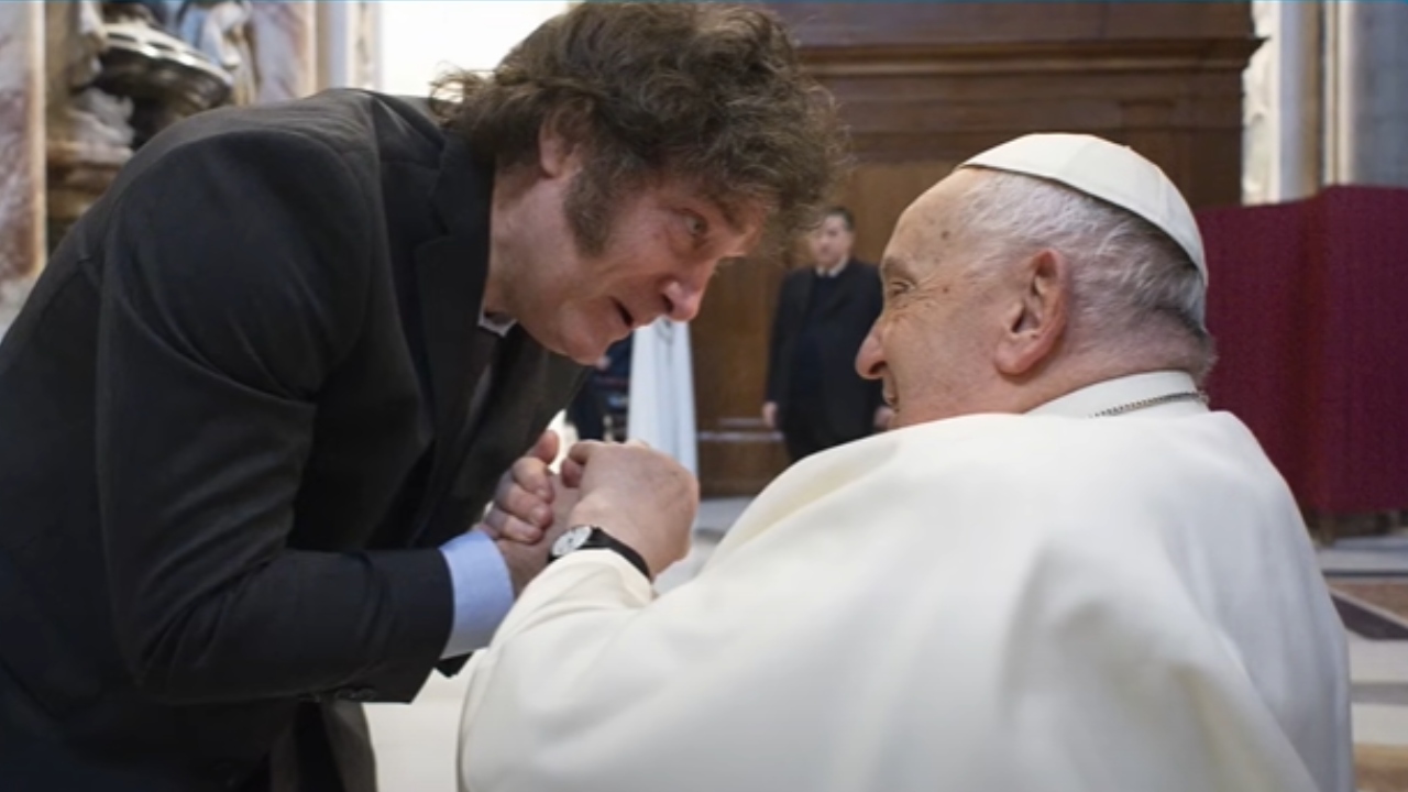 Milei e papa Francisco fazem as pazes e compartilham alfajores no Vaticano