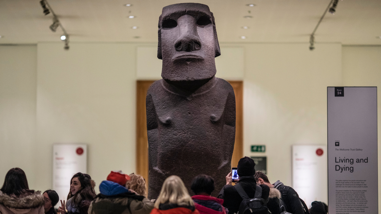 Chilenos pedem que Museu Britânico devolva estátua moai da Ilha de Páscoa