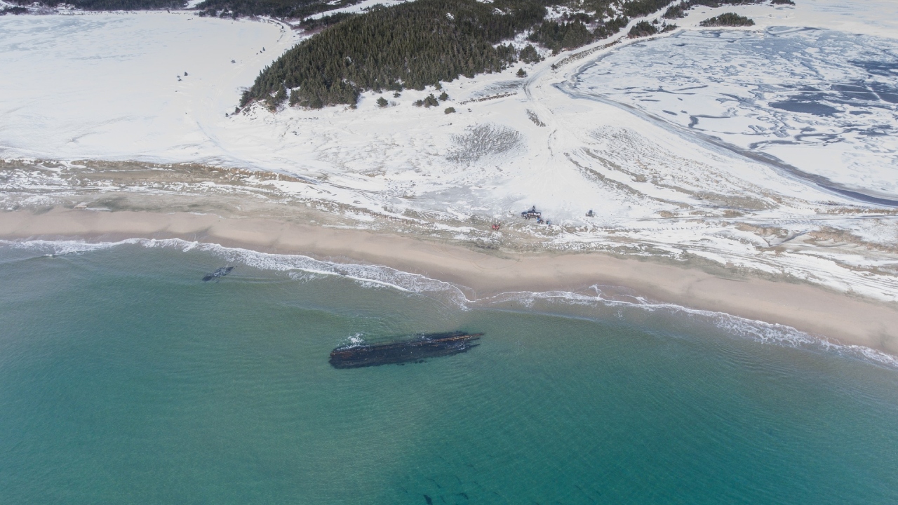 Destroços de navio misterioso de 27 metros encalham na costa do Canadá