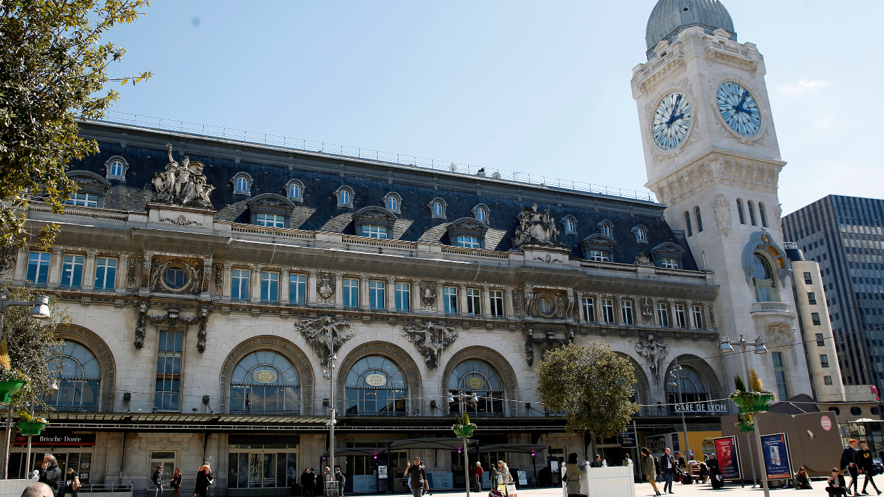 Homem é preso após esfaquear três pessoas em estação de trem em Paris