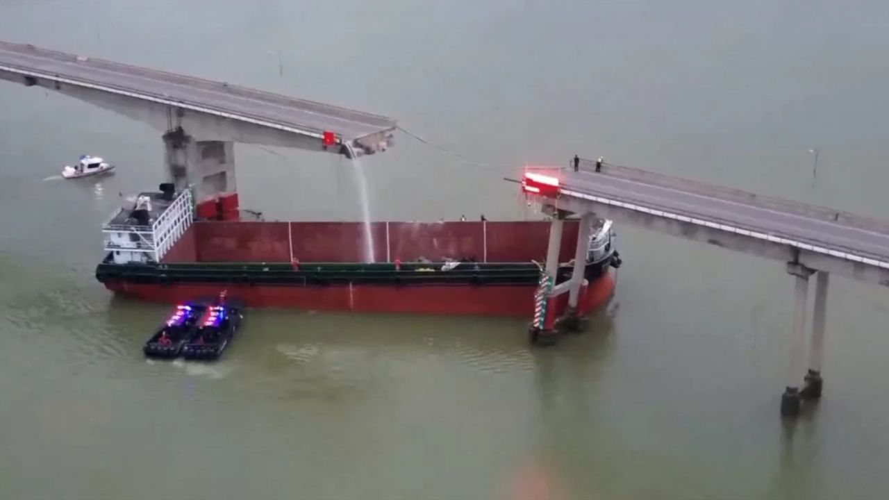 Hong Kong: Ponte se quebra ao meio após navio colidir contra a construção