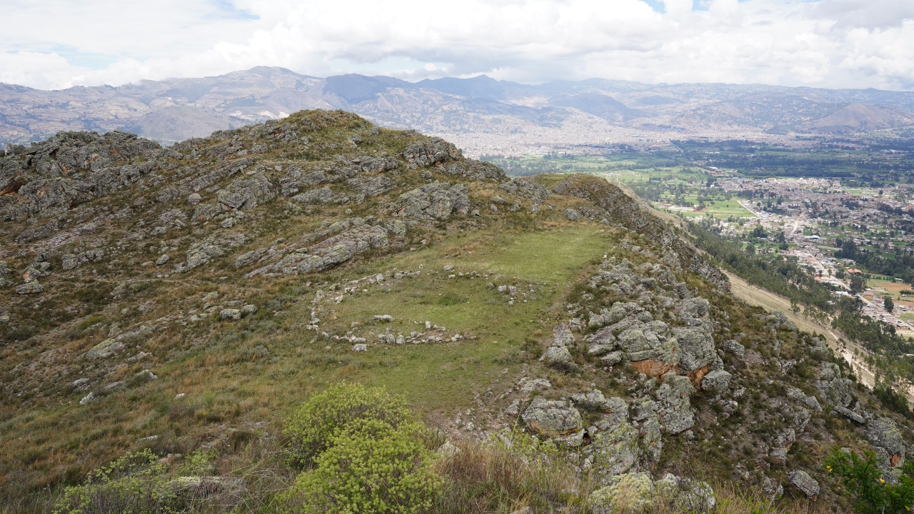 Antiga praça megalítica é encontrada nos Andes do Peru