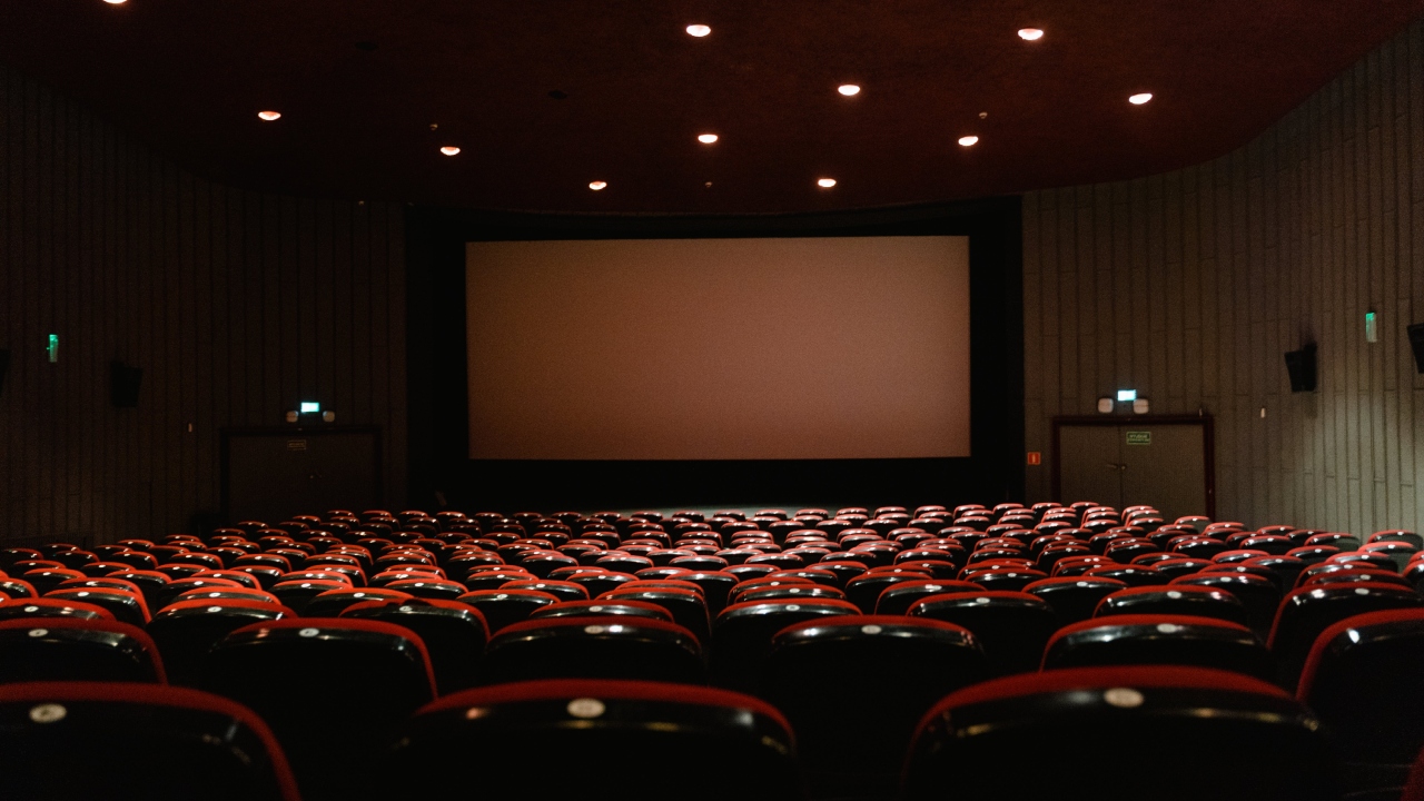 Público é esquecido em cinema durante sessão do filme ‘Os Rejeitados’