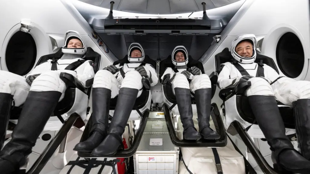 Depois de 6 meses em órbita, quatro astronautas voltam à Terra