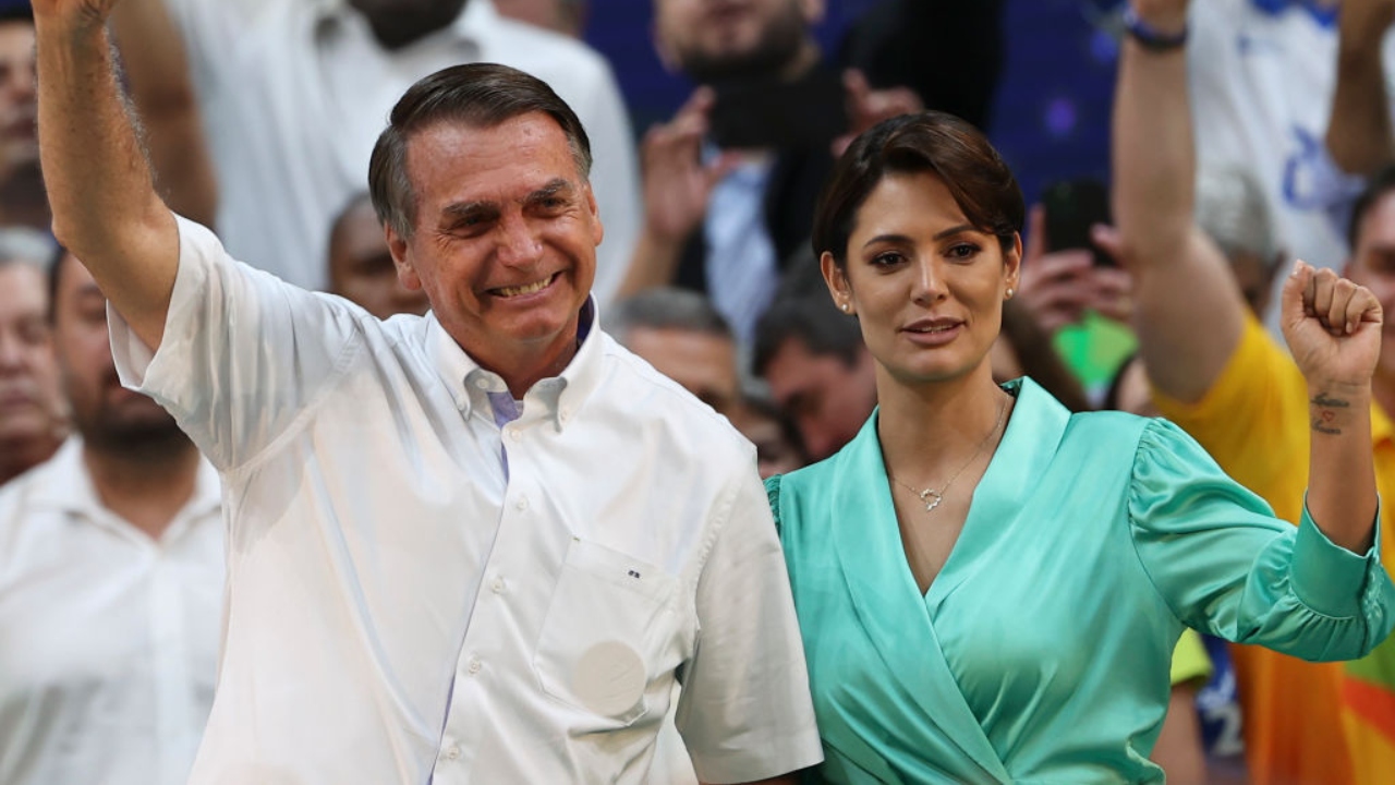 Michelle Bolsonaro erra referência de 1968: ‘Não precisa queimar sutiãs’