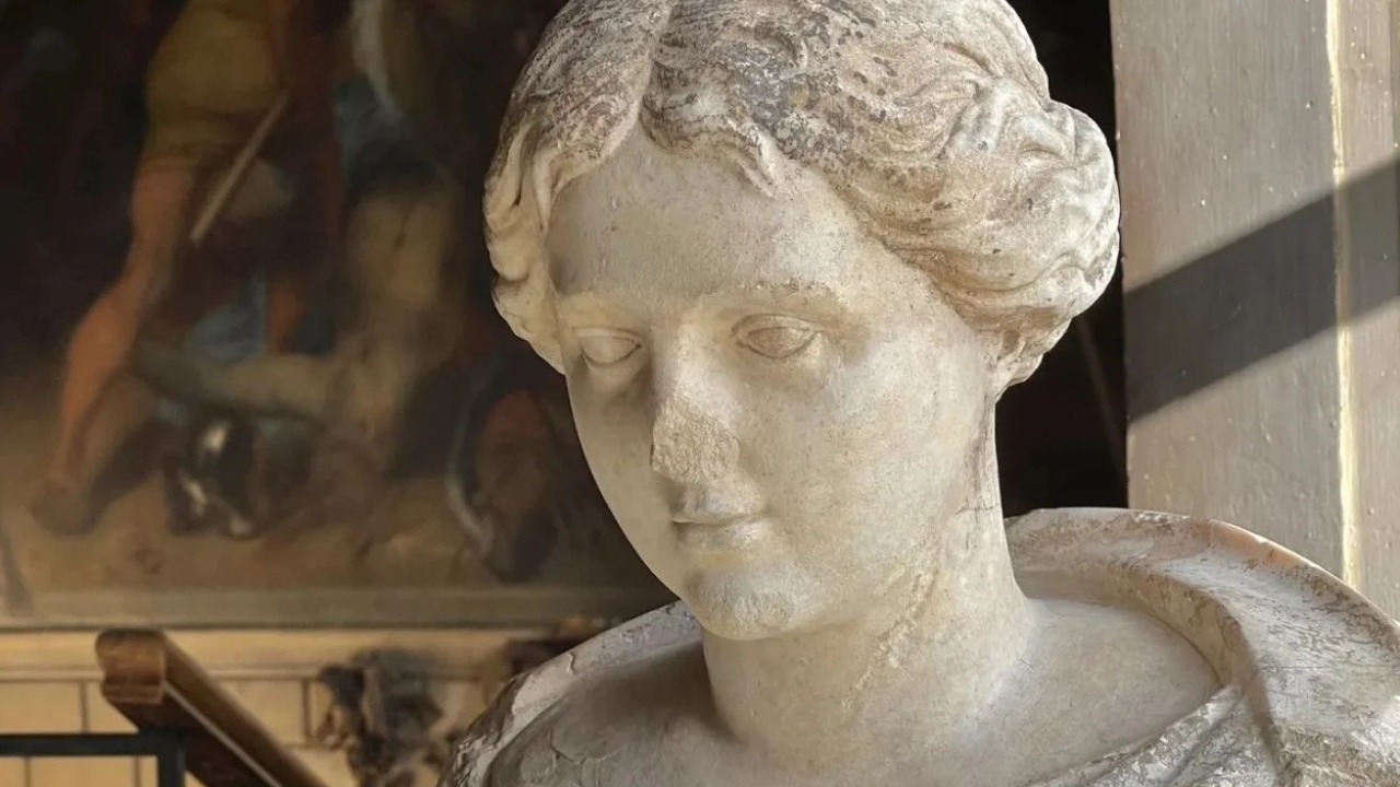 Cabeça e busto do período romano são descobertos em construção rural do século 16