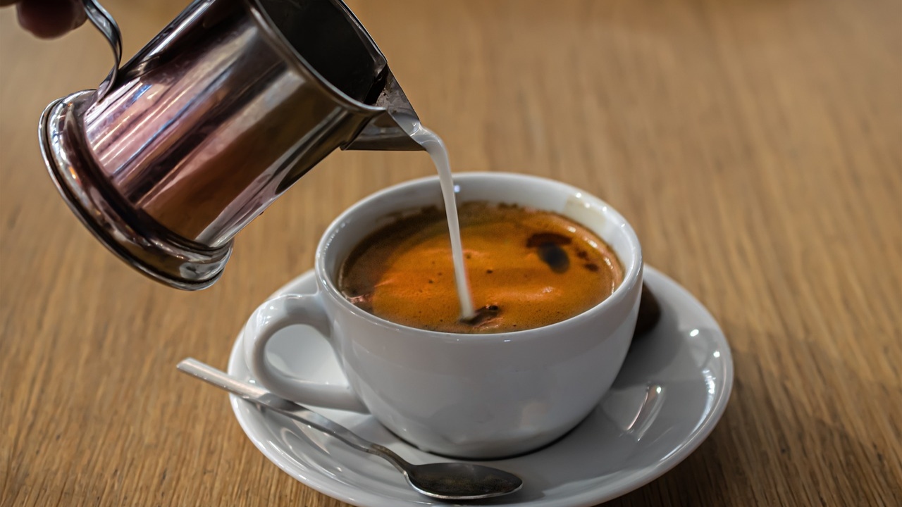 Diretor de colégio perde aposentadoria de 650 mil por roubar café no Japão