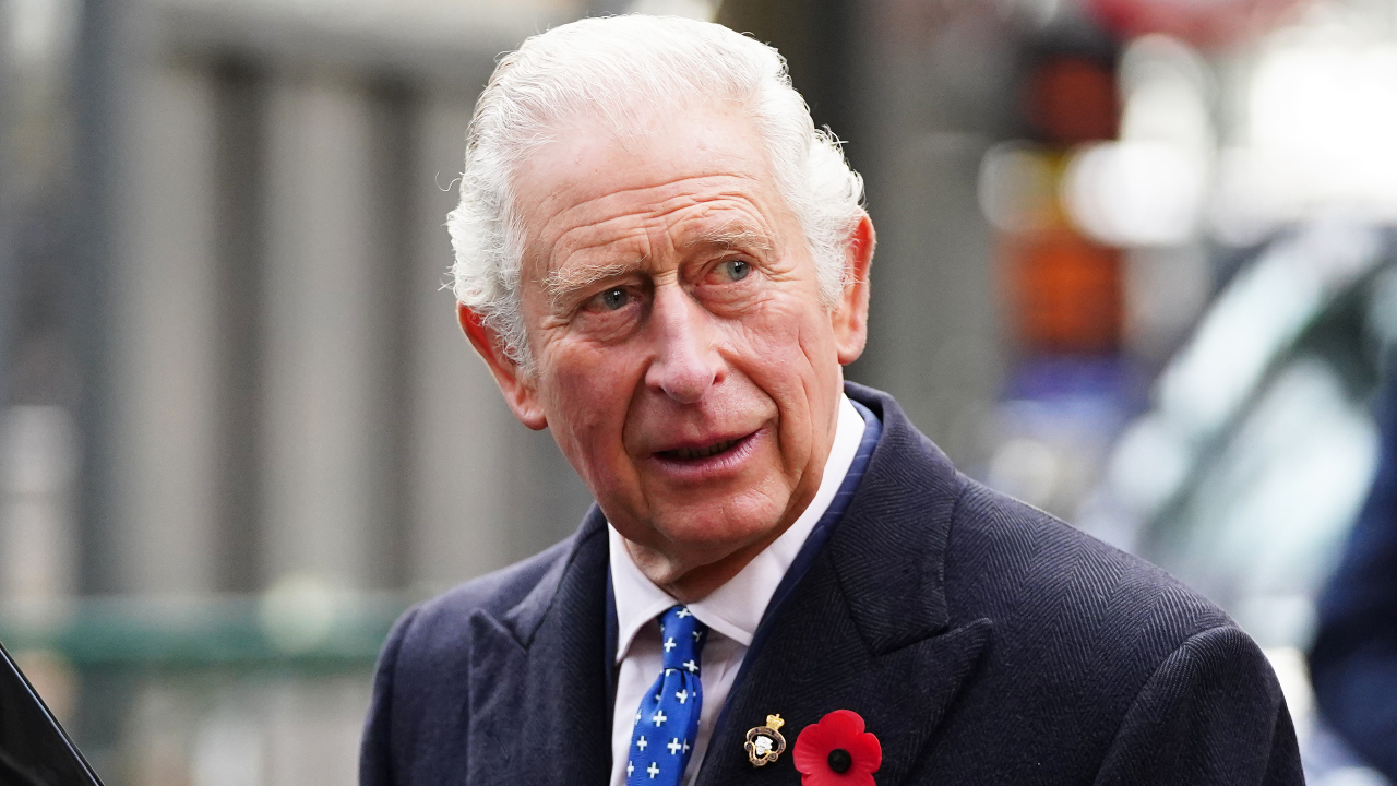 Charles III deseja despejar o irmão, Andrew, de mansão de R$ 190 milhões