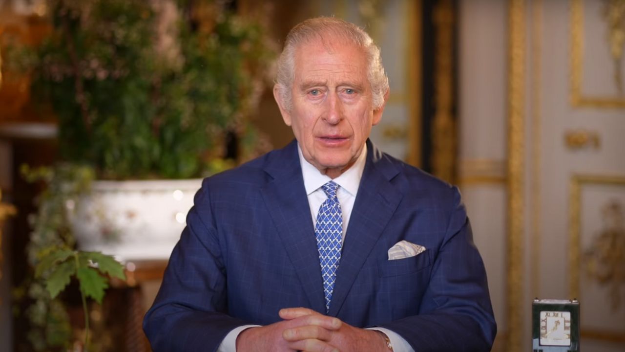 Família real britânica compartilha link errado em postagem sobre o rei Charles III